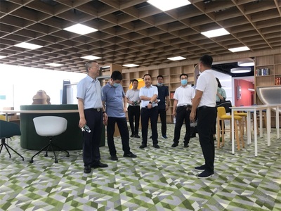 省经济和信息化厅轻纺处处长何开华率队赴崇州市智能家具产业园调研